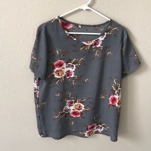 Cute floral short sleeved top. Women’s Size xl